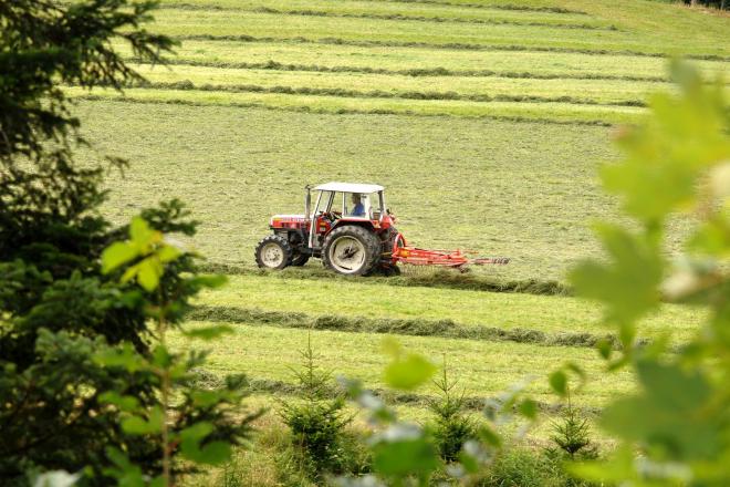 Traktor auf einem Feld