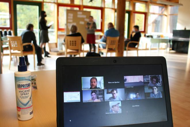 Hybrid-Seminar: Laptop- und physisch Teilnehmende