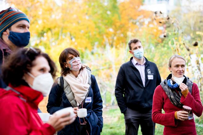 Projektpartner:innen hören zu (mit Maske)