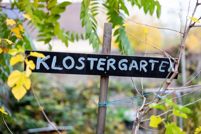 Schild mit der Aufschrift 'Klostergarten'