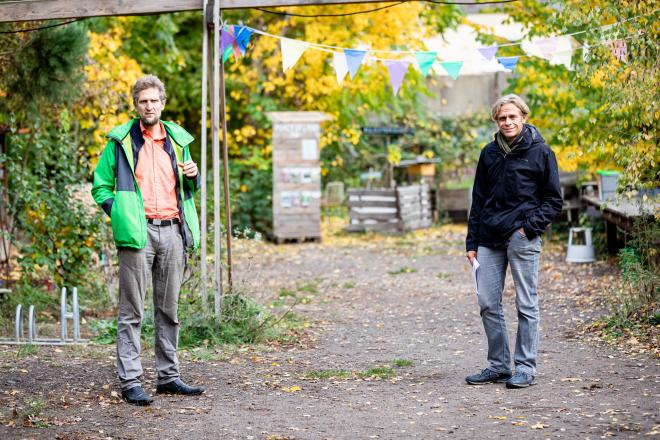 Zwei Projektteilnehmer stehen vor Bienenkästen