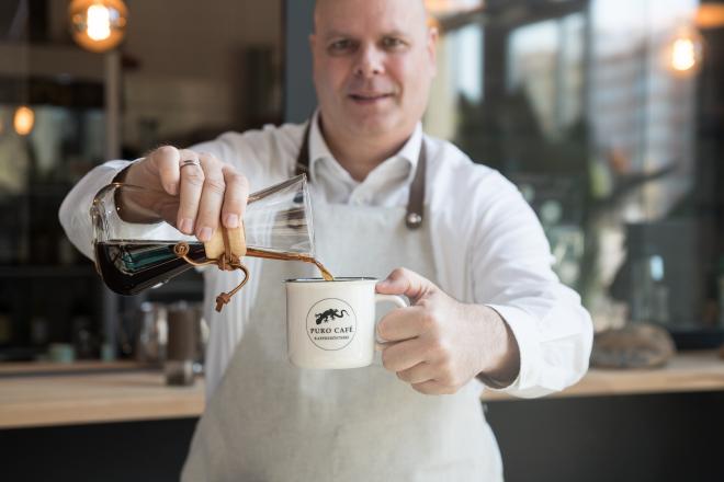 Ein Mensch beim Kaffee einschenken