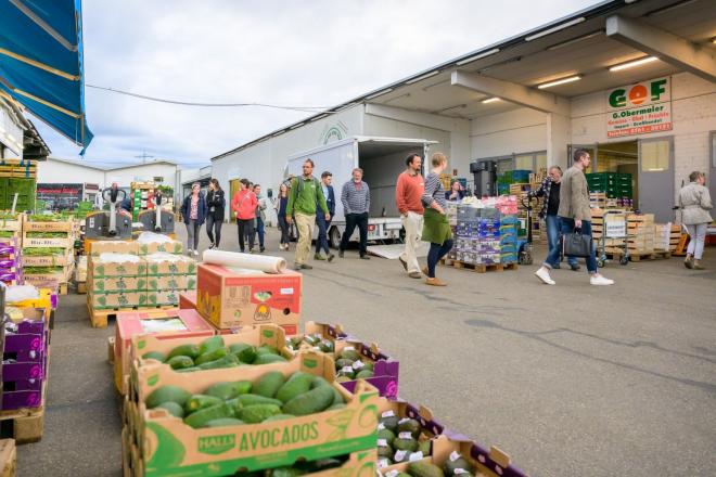 Foto vom Grossmarkt Freiburg mit Teilnehmenden im Hintergrund