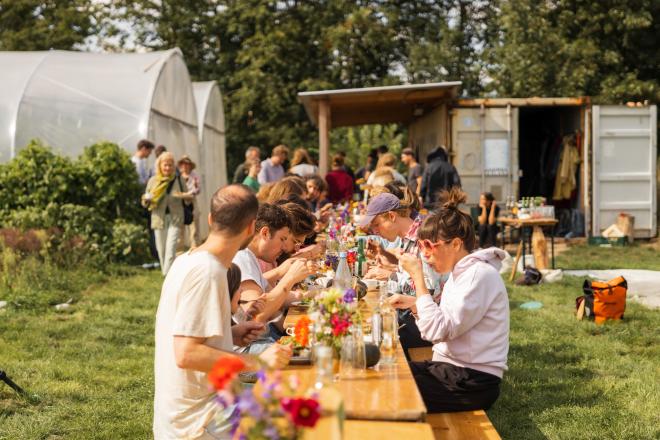 Teilnehmer*innen und Mitglieder der Tiny Farm Gemeinschaft feiern Erntedankfest