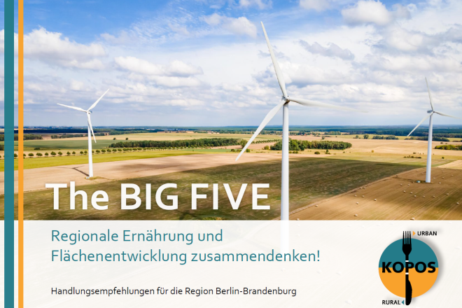 Titelseite des Policy Briefs mit dem Titel "The BIG FIVE. Regionale Ernährung und Flächenentwicklung zusammendenken! Handlungsempfehlungen für die Region Berlin-Brandenburg" Auf dem Titelfoto sind landwirtschaftlichen Flächen aus der Vogelperspektive zu sehen. Zentral sind drei Windräder auf Ackerflächen, überwiegend Äcker, die zum Teil von Baumreihen gesäumt werden, fotografiert.